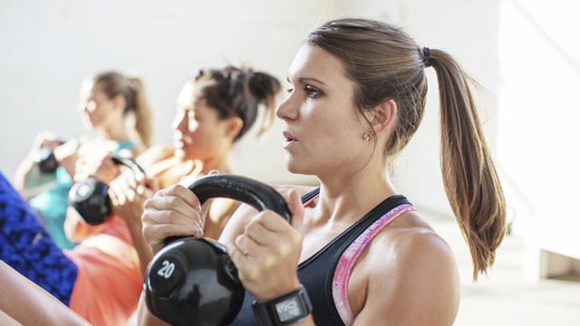 Tonificar las piernas: sentadillas con kettlebell