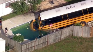 Autobús con niños termina en una piscina en Florida