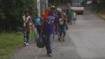 Caravana de migrantes hondureños con destino a EE.UU. descansa en Guatemala