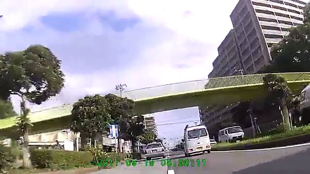 ウインカーぐらい出せ！車線跨いでるし・・馬鹿タクシー