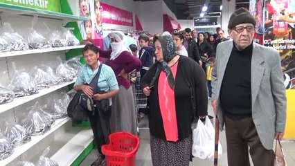 Sosyal Market'ten İhtiyaç Sahiplerine Bir Ton Hamsi
