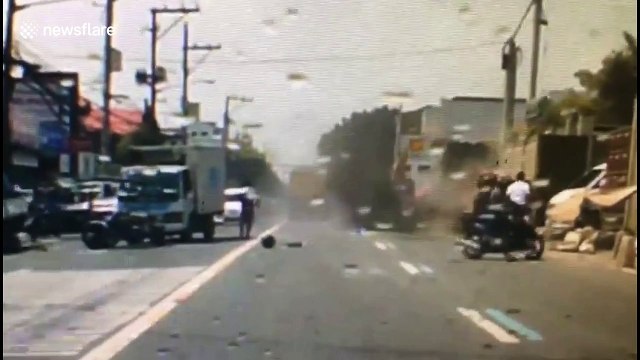 Shocking moment lorry smashes into cars after brakes fail