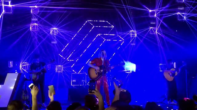 La chanteuse du groupe Hyphen Hyphen ivre lors d’un concert