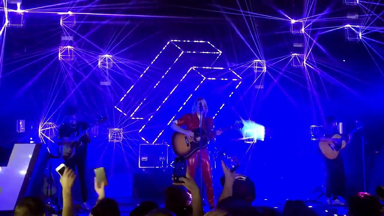 La chanteuse du groupe Hyphen Hyphen ivre lors d’un concert