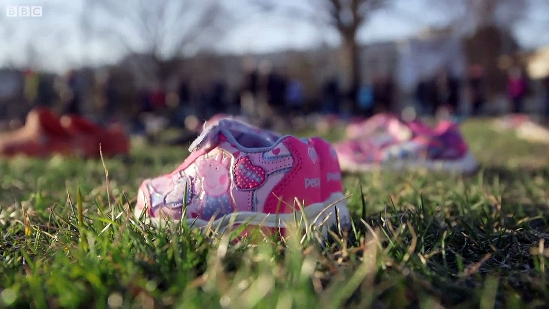⁣Shoes mark young US gun victims - BBC News
