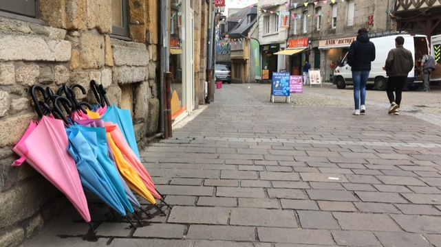 Les parapluies décrochés de la place du Martray