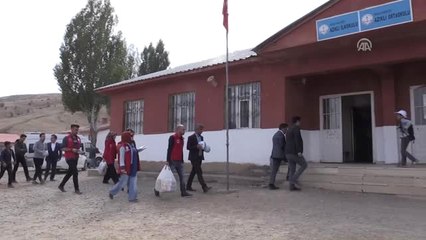 Gençler Köy Çocuklarının Yüzünü Güldürdü