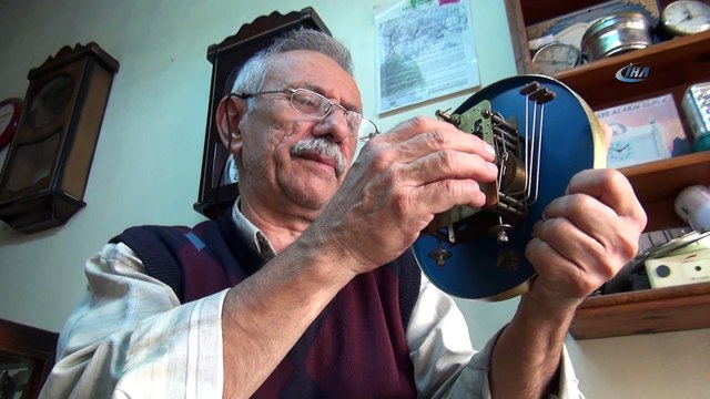Saat tamircisi Rıza Tuncel, kaybolmaya yüz tutmuş mesleğini ayakta tutmaya çalışıyor