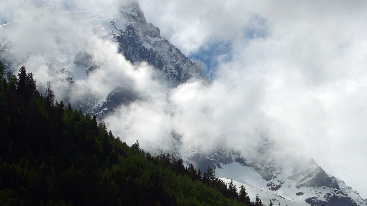 Timelapse des montagnes enneigées_1080p