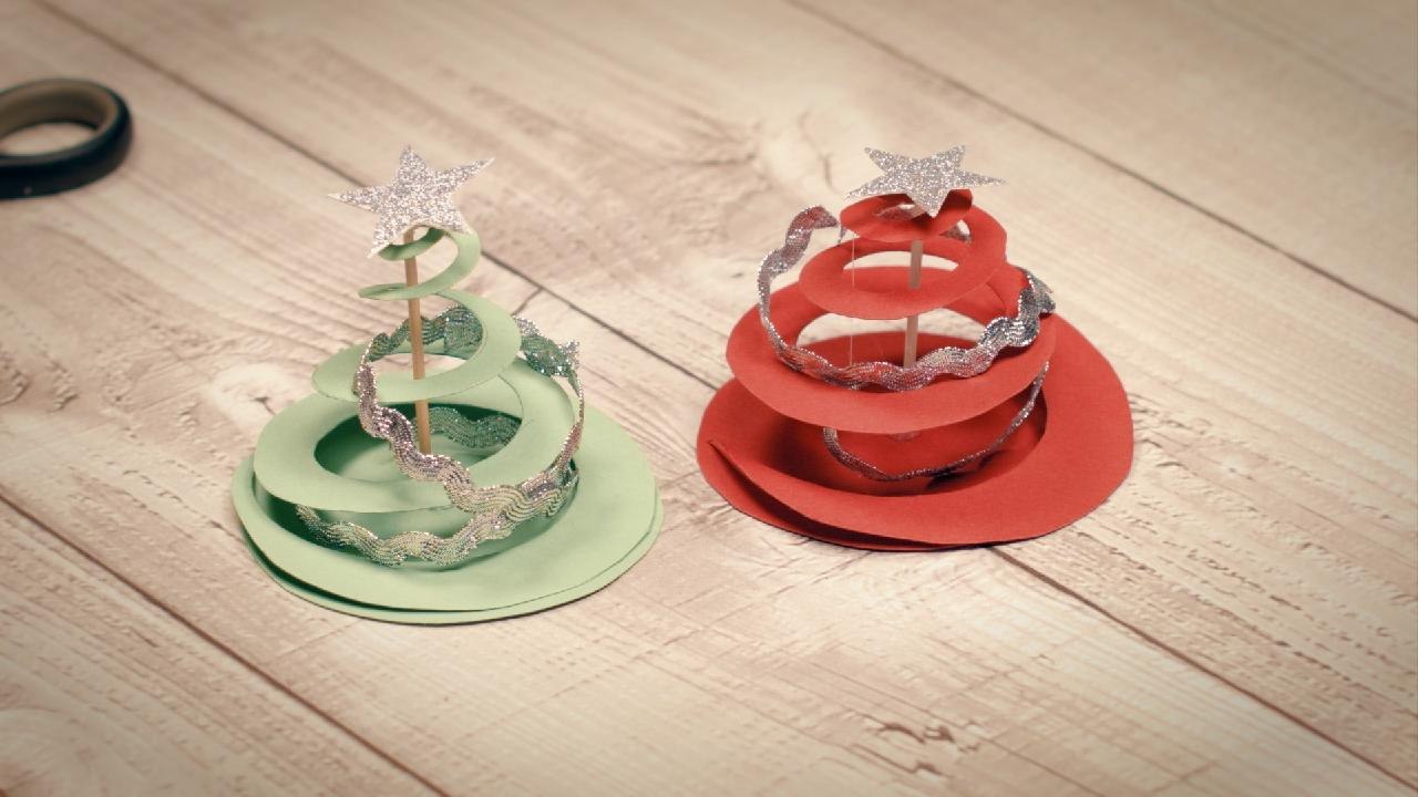 Weihnachtlichen Papier-Tannenbaum selbst basteln