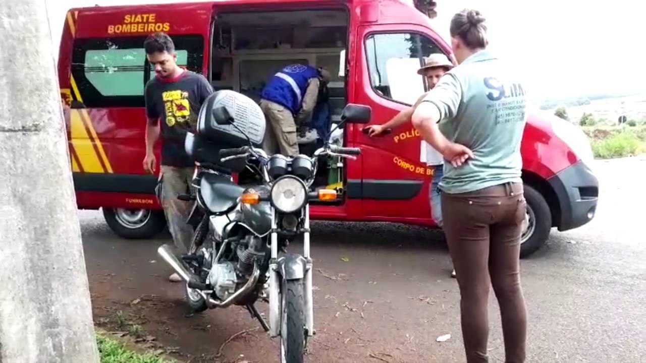 Mulher se fere em colisão entre carro e moto no Bela Vista