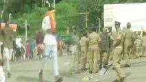 Sabarimala में Women Entry को लेकर हुई Stone Pelting, Police ने किया lathi charge | वनइंडिया हिंदी
