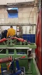 ils lui font ramasser des étincelles dans un atelier de soudure : blague énorme
