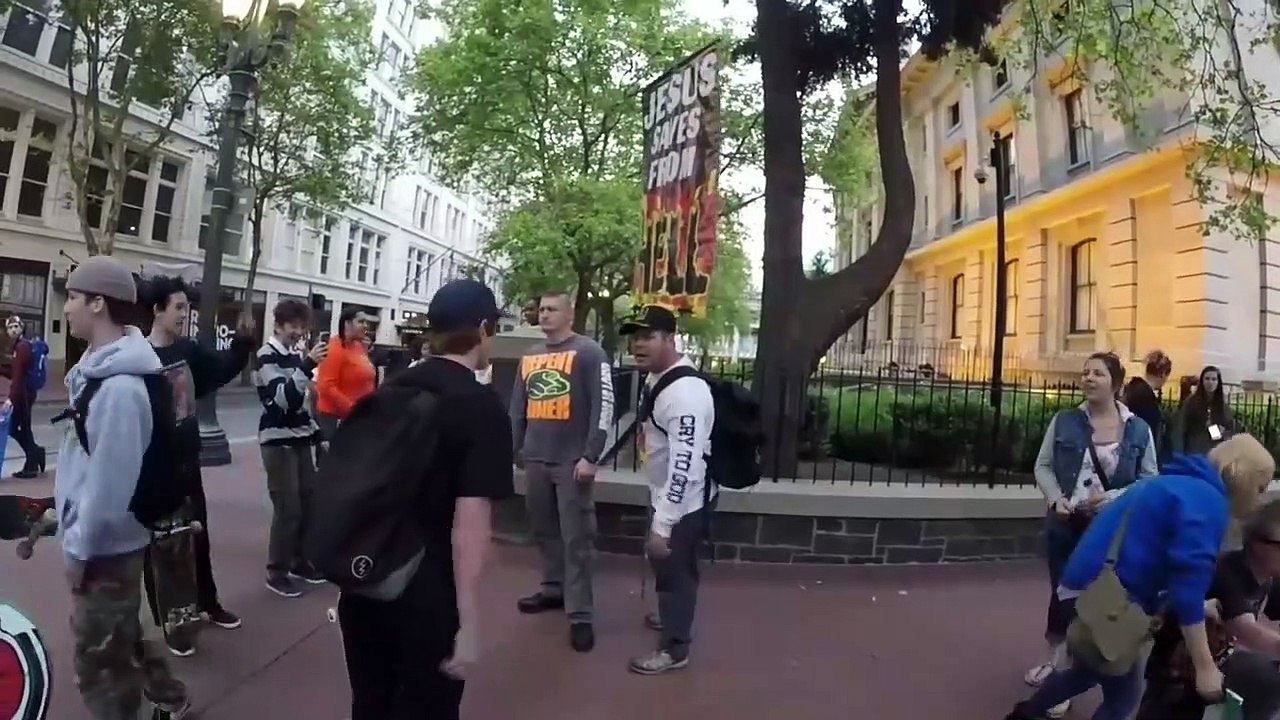 Ce garde du corps sauve so client en stoppant un coup de poing... Joli