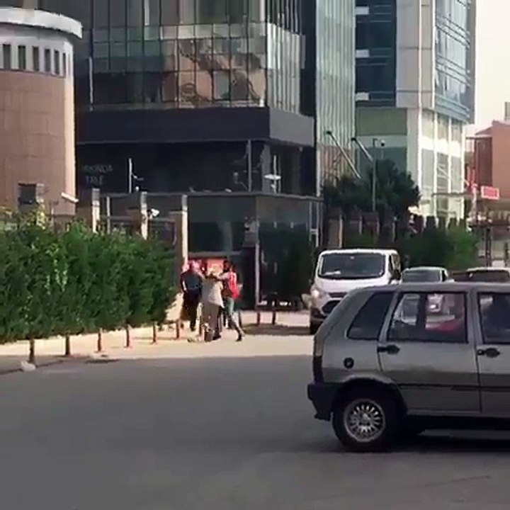 CHP Genel Merkezi önünde 36 gündür açlık grevi yapan Mahir Kılıça saldırı Sen HDPlisin, partiye zarar veriyorsun -