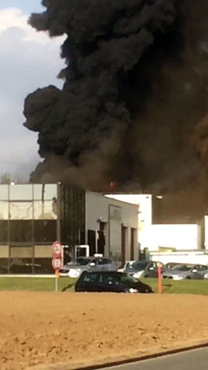 Gros incendie à l'usine Dely Wafels à Mouscron: une impressionnante colonne de fumée