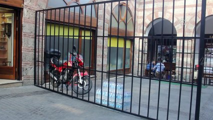 600 yıllık hanın yolunu demir parmaklıklarla kapattı - BURSA