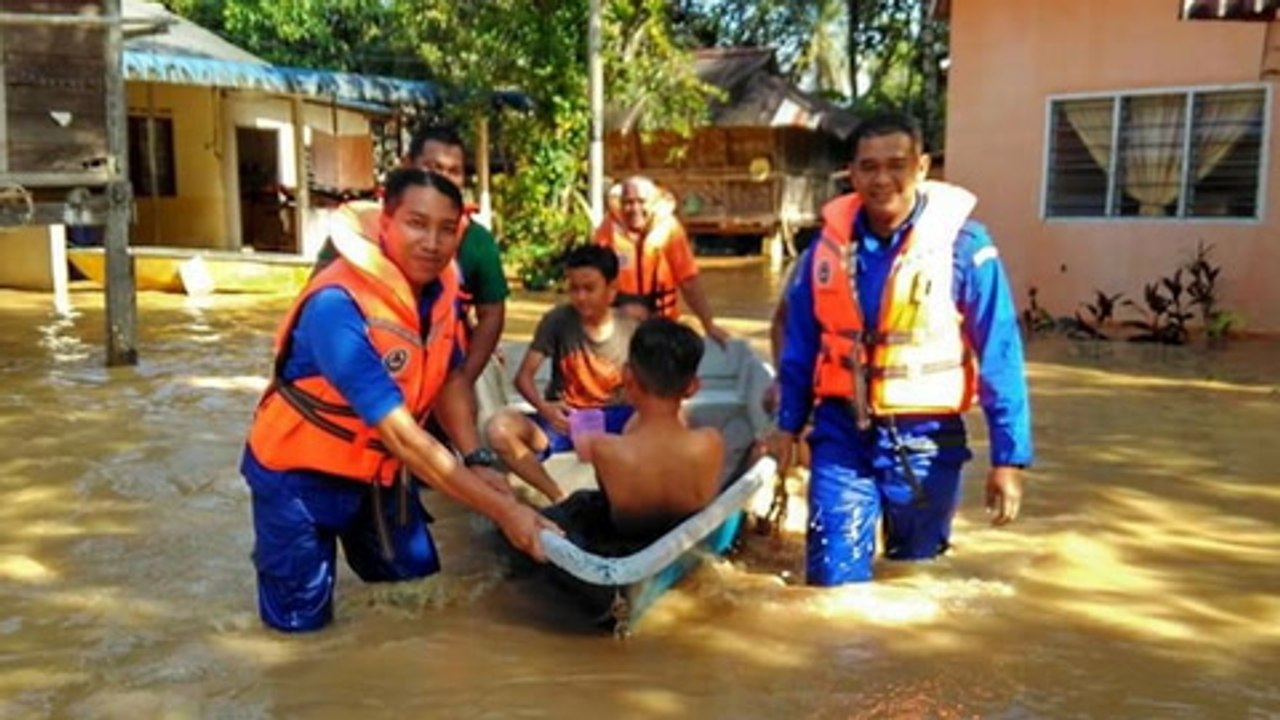 More evacuation after flash floods worsen in Baling, Kedah