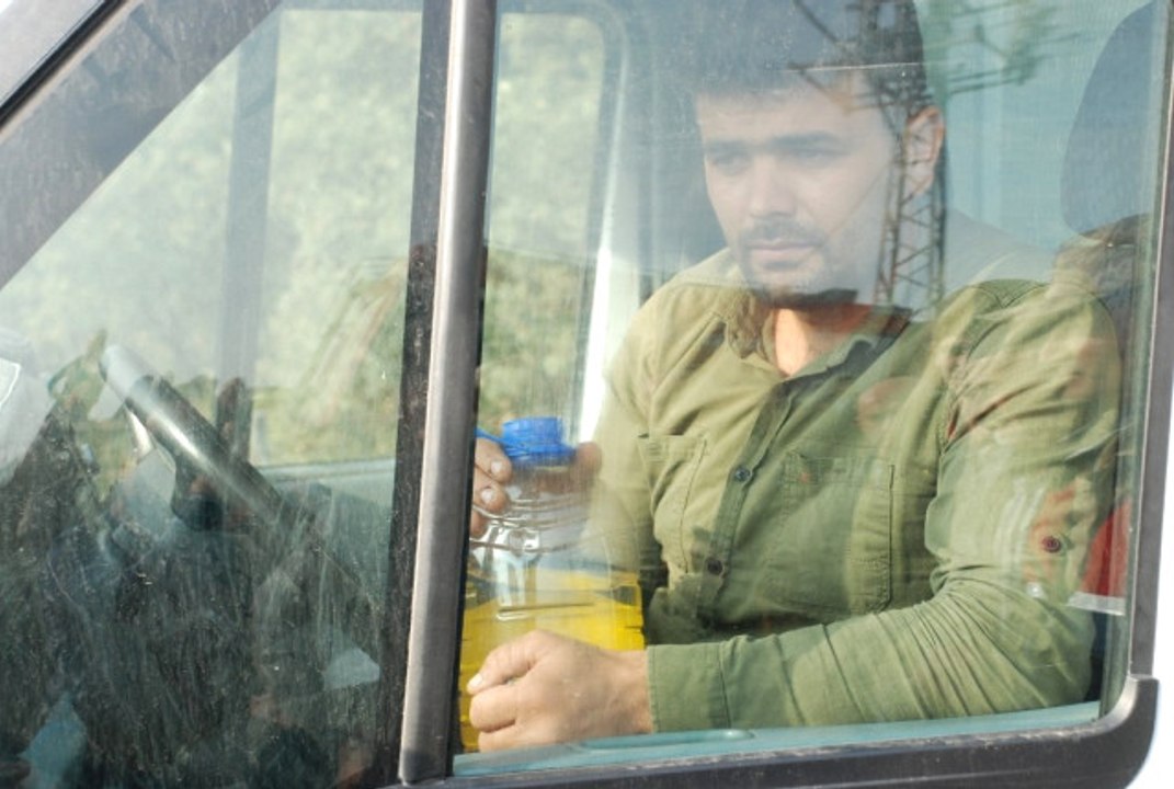 Köy Yolunun Demir Kapıyla Kapatılmasına İsyan Eden Çiftçi, Benzin Dolu Bidonla Eylem Yaptı