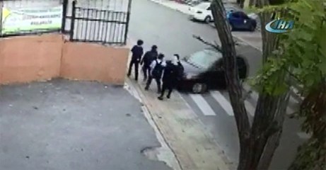 Kadın Öğretmenin Aracıyla Öğrencilerin Arasına Daldı