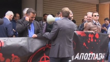 Protestas en Atenas tras el ataque anarquista a una comisaría de Policía
