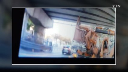 집게 차, 고가 차도에 쾅...인근 차량 정체 / YTN