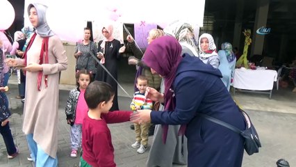 Meme Kanserine dikkat çektiler pembe balon uçurdular
