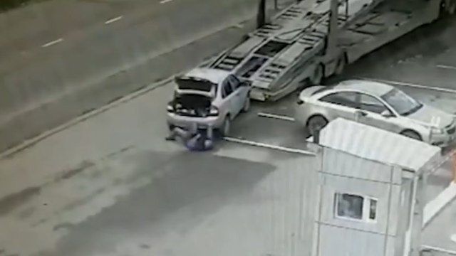 Un homme lutte pour ne pas se faire écraser par sa voiture et un camion !