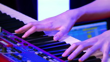 Angèle interprète "La Thune" en live sur Europe 1