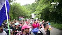 Caravana de migrantes hondureños cruza Guatemala hacia EEUU