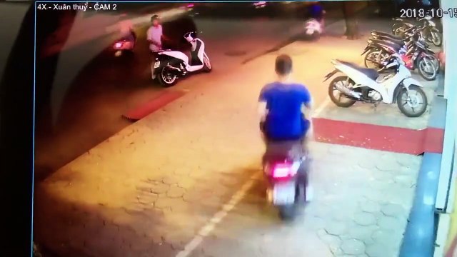 Hà Nội- -Cưỡi- Honda SH nhưng nhà thiếu cầu sắt, thanh niên ăn trộm ngay trước cửa hàng kính mắt