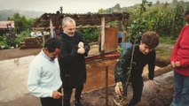 El cantante Miguel Bosé visita localidad mexicana afectada por terremoto de 2017