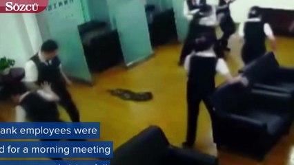 Banka personelinin toplantısı sırasında tavandan yılan düştü