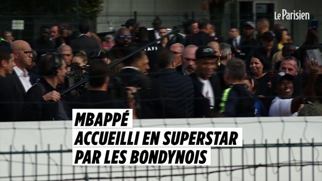Kylian Mbappé accueilli en superstar par des milliers de fans à Bondy