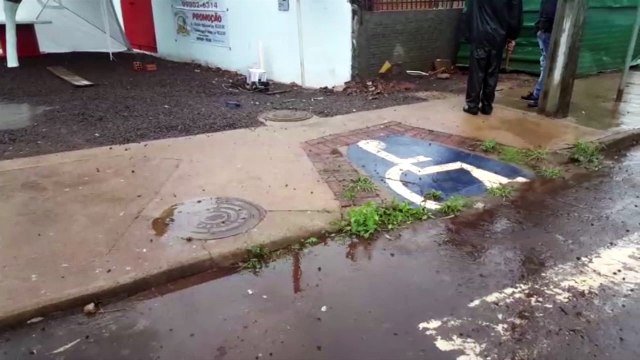 Morador cobra providências sobre vazamento de esgoto