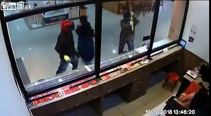 Ces braqueurs y vont à la masse dans une bijouterie !