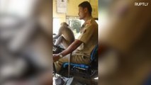 Un mono conduce un autobús de pasajeros en la India