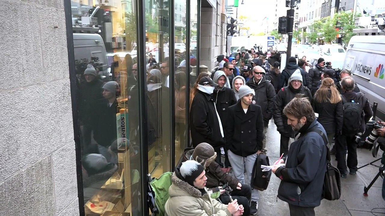 Canada:People flock to cannabis store to buy newly-legalized pot