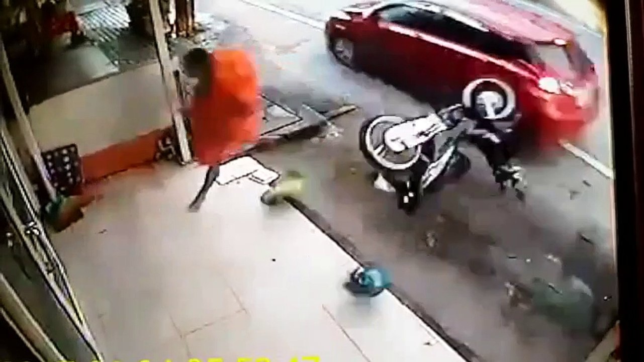 Ce moine frôle la mort et peut remercier sa bonne étoile...