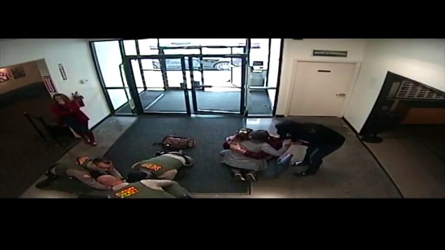 Héros du jour : ces policiers sauvent un bébé qui ne respirait plus dans un centre commercial !