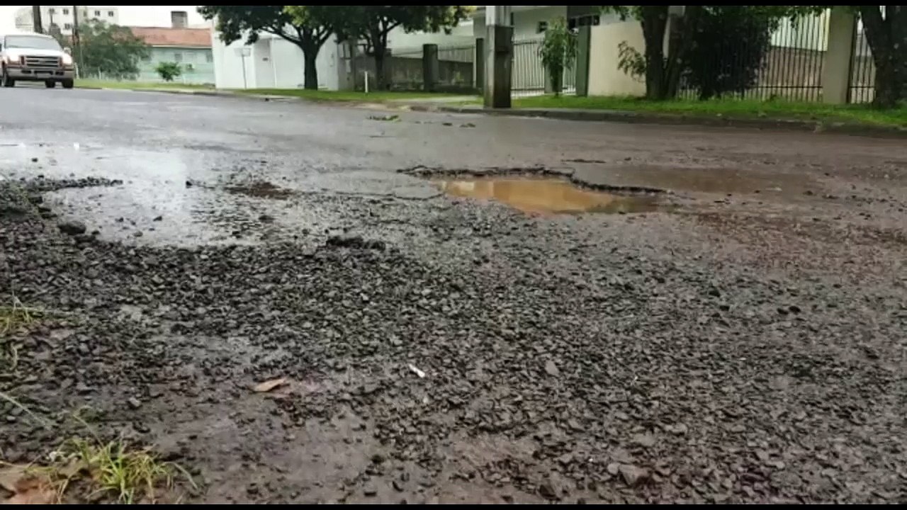 Buracos na Rua Filosofia trazem transtornos