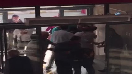 Güvenlik Personeline Saldırdılar, Hastaneyi Savaş Alanına Çevirdiler