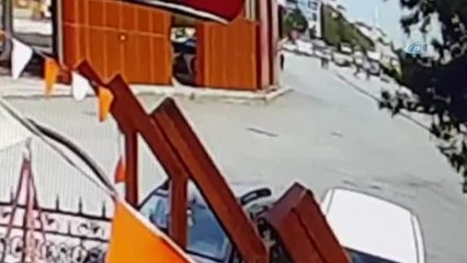 Yolun Karşısına Geçmek İsteyen 17 Yaşındaki Şirin'e Otomobil Böyle Çarptı