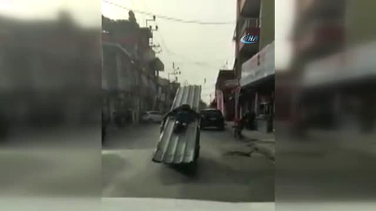 Çinko Sac Düşmesin Diye Üzerine Yatarak Yolculuk Yaptı.