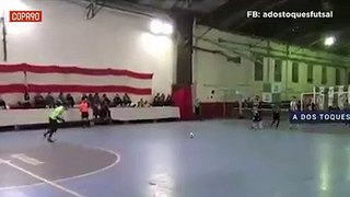 This goalkeeper is the definition of cheeky [ A Dos Toques Futsal x COPA90]