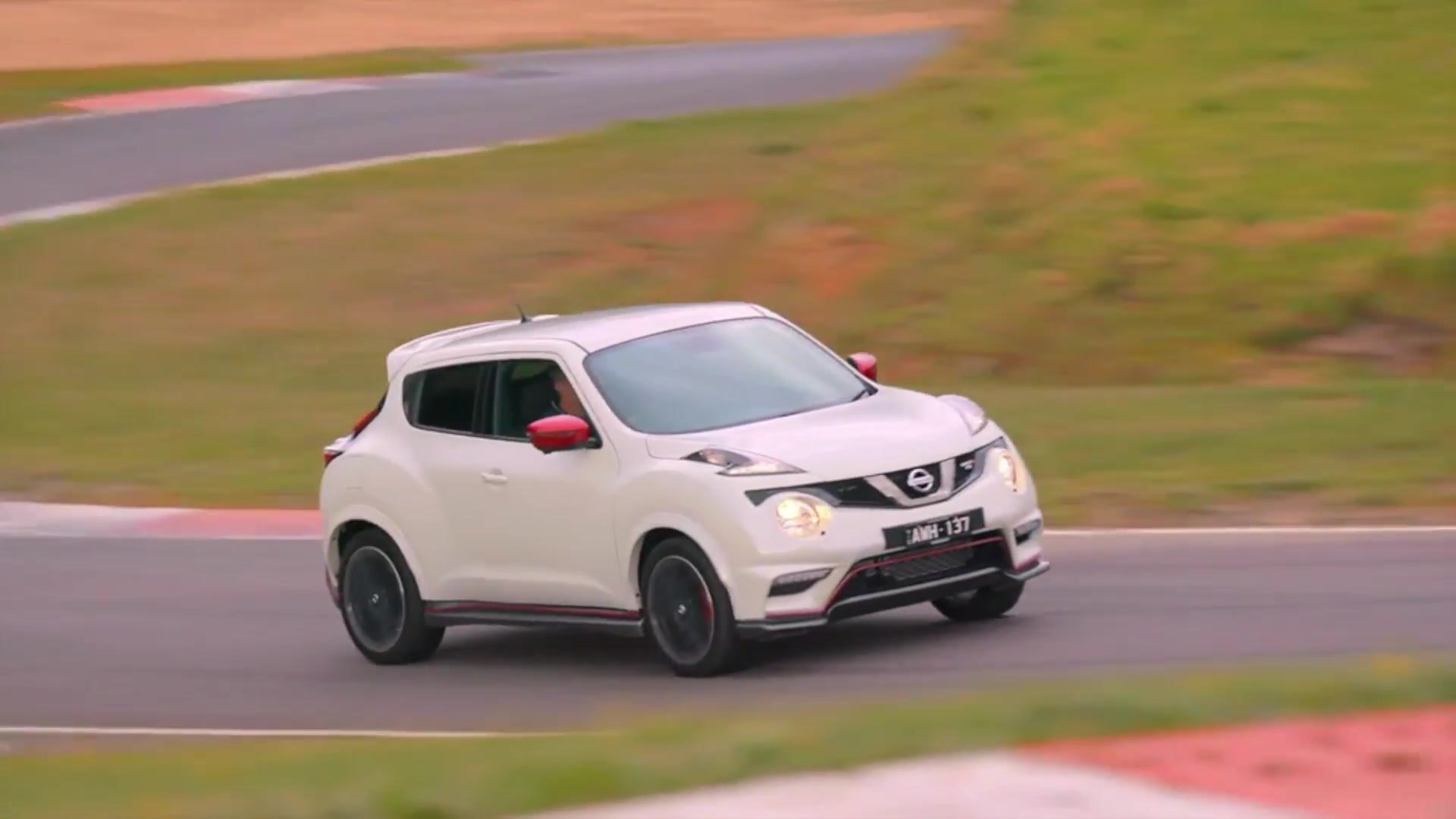 Nissan JUKE RS NISMO Driving on the track - video Dailymotion