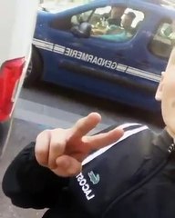 Faire un selfie avec les gendarmes