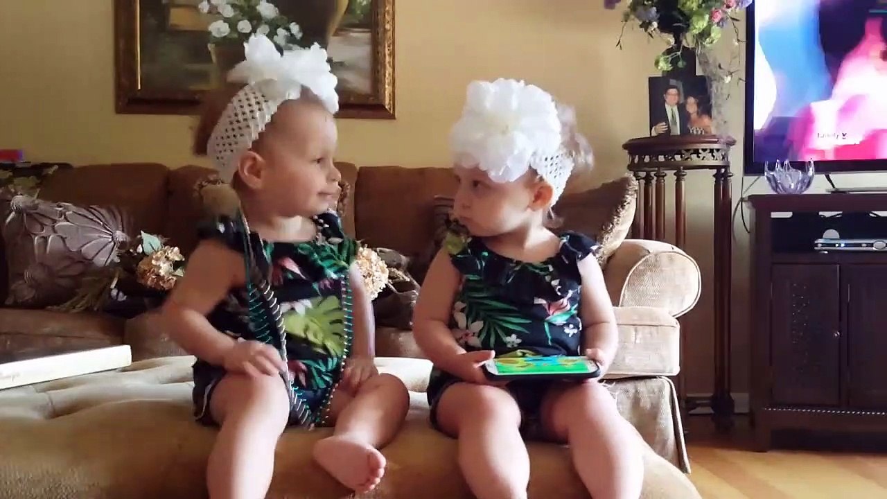 Quand d'adorables petites jumelles ne sont pas sur la même longueur d'onde...