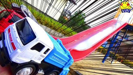 はたらくくるま達が公園の滑り台で砂場へダイブ 遊具で働く車のりものと外遊びドライブしよっ アンパンマンとおでかけ 救急車 ゴミ収集車 幼稚園バス 電車 トミカ パトカー 消防車 子供向け Video Dailymotion