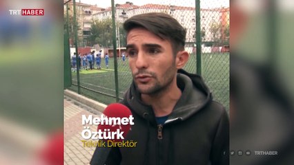 Kırmızı kart gören çocuğun yakını sahaya silahla girmeye çalıştı